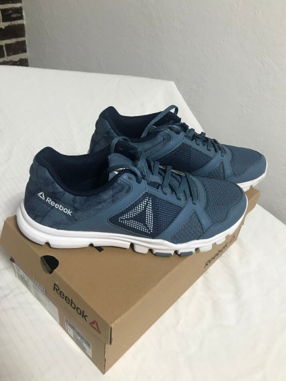 Reebok Navy Blue White Training Athletic Running Shoes Crossfit EUC in Box 9.5